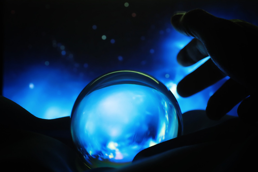 Der Zauberer oder sagt man "männliche Hexe"?: Foto: © alexkich / shutterstock / #1891277653 Der Zauberer oder sagt man "männliche Hexe"?: Foto: © alexkich / shutterstock / #1891277653