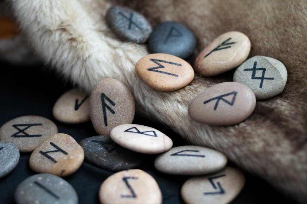 Runen, magische Zeichen: Foto: © Borys Vasylenko / shutterstock / #759451180